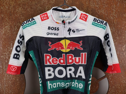 Anzug - BOH von Specialized, SPECIALIZED RED BULL - BORA HANSGROHE LIGHTWEIGHT SKIN SUIT SS / EINTEILER KURZ U23 vor USEDBIKES - OB.DE Hintergrund