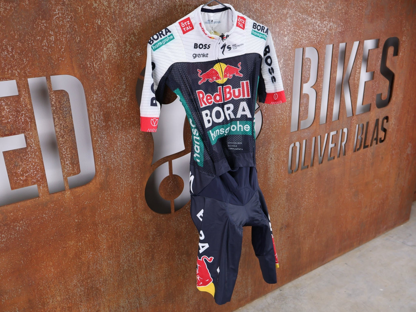Anzug - BOH von Specialized, SPECIALIZED RED BULL - BORA HANSGROHE LIGHTWEIGHT SKIN SUIT SS / EINTEILER KURZ U23 vor USEDBIKES - OB.DE Hintergrund