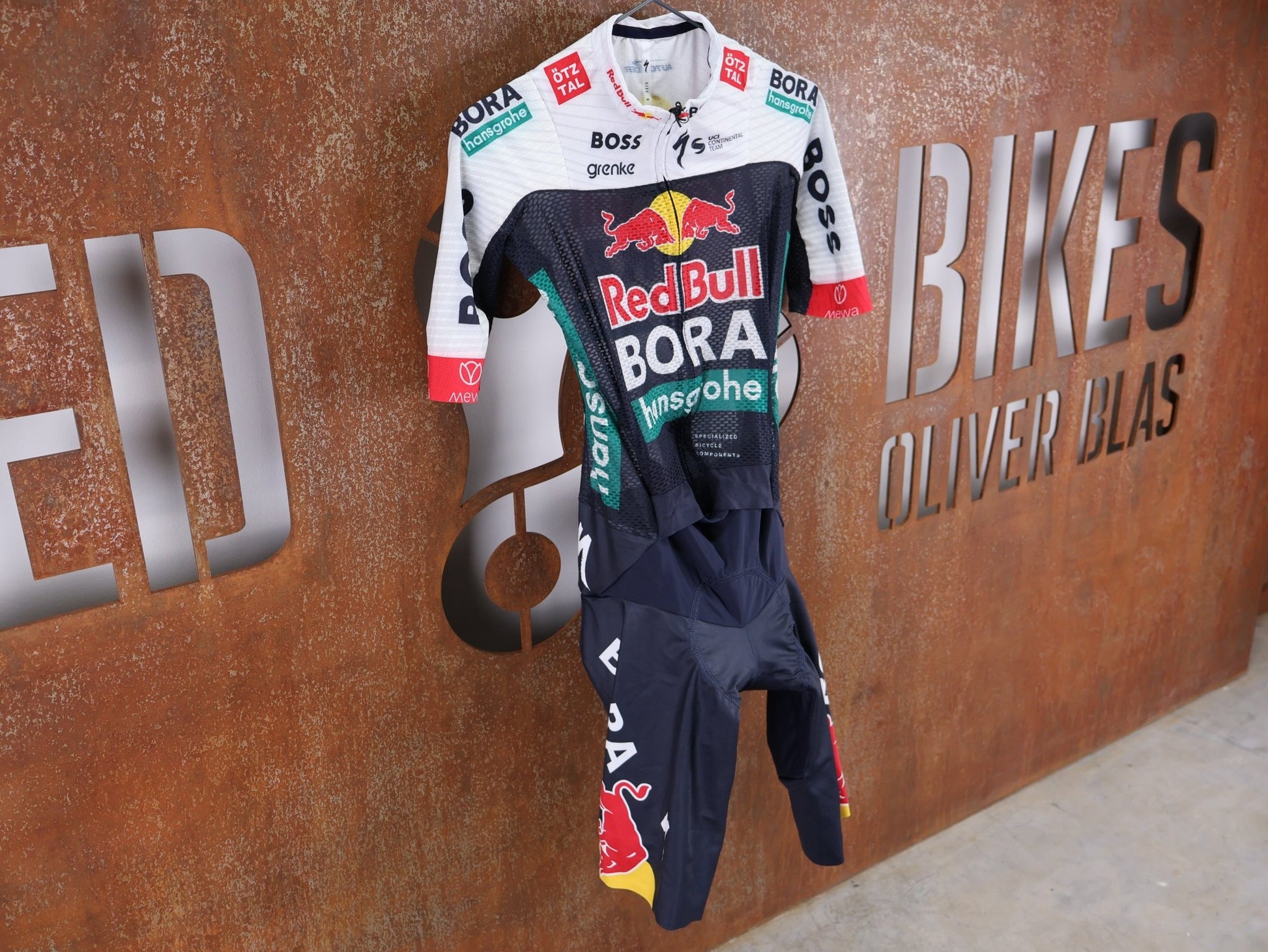Anzug - BOH von Specialized, SPECIALIZED RED BULL - BORA HANSGROHE LIGHTWEIGHT SKIN SUIT SS / EINTEILER KURZ U23 vor USEDBIKES - OB.DE Hintergrund