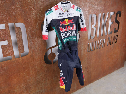 Anzug - BOH von Specialized, SPECIALIZED RED BULL - BORA HANSGROHE LIGHTWEIGHT SKIN SUIT SS / EINTEILER KURZ U23 vor USEDBIKES - OB.DE Hintergrund