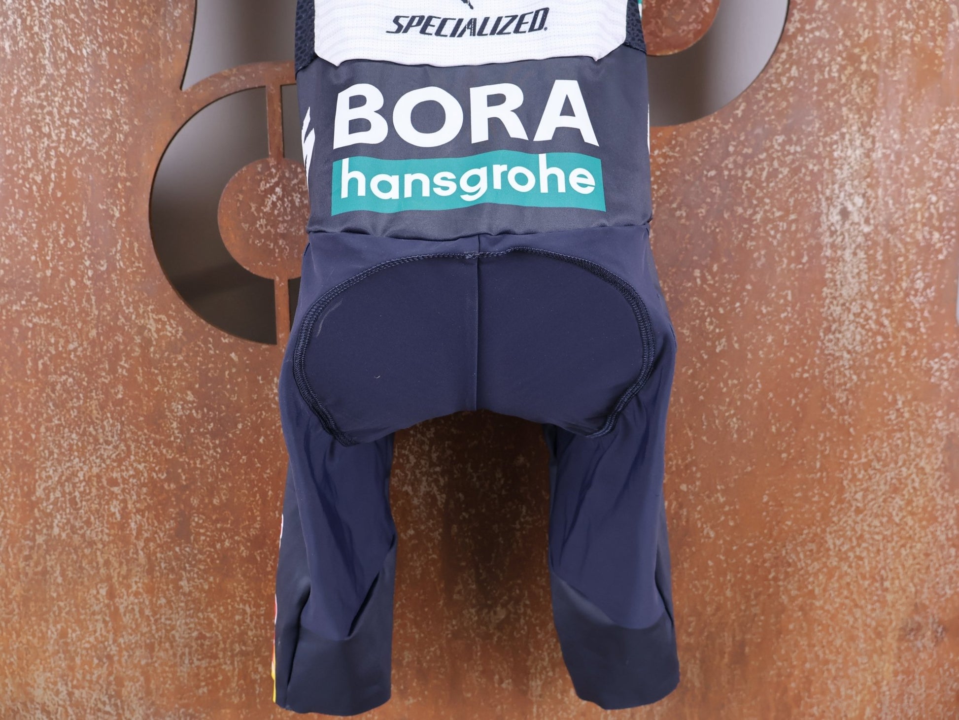 Anzug - BOH von Specialized, SPECIALIZED RED BULL - BORA HANSGROHE LIGHTWEIGHT SKIN SUIT SS / EINTEILER KURZ U23 vor USEDBIKES - OB.DE Hintergrund