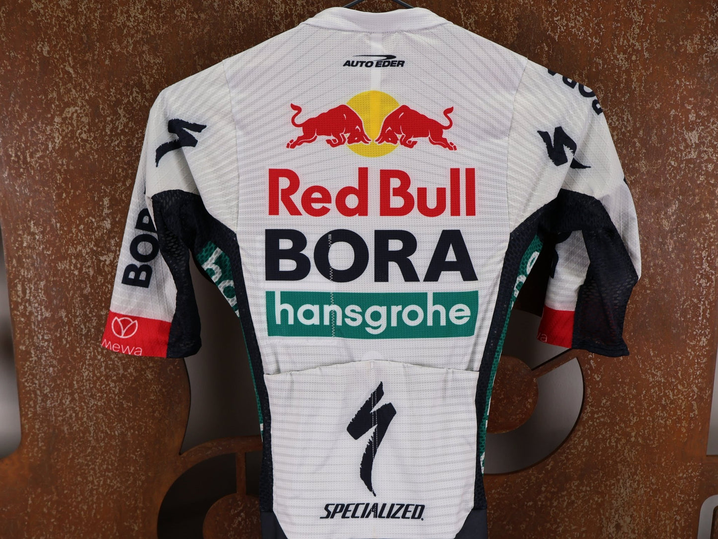 Anzug - BOH von Specialized, SPECIALIZED RED BULL - BORA HANSGROHE LIGHTWEIGHT SKIN SUIT SS / EINTEILER KURZ U23 vor USEDBIKES - OB.DE Hintergrund