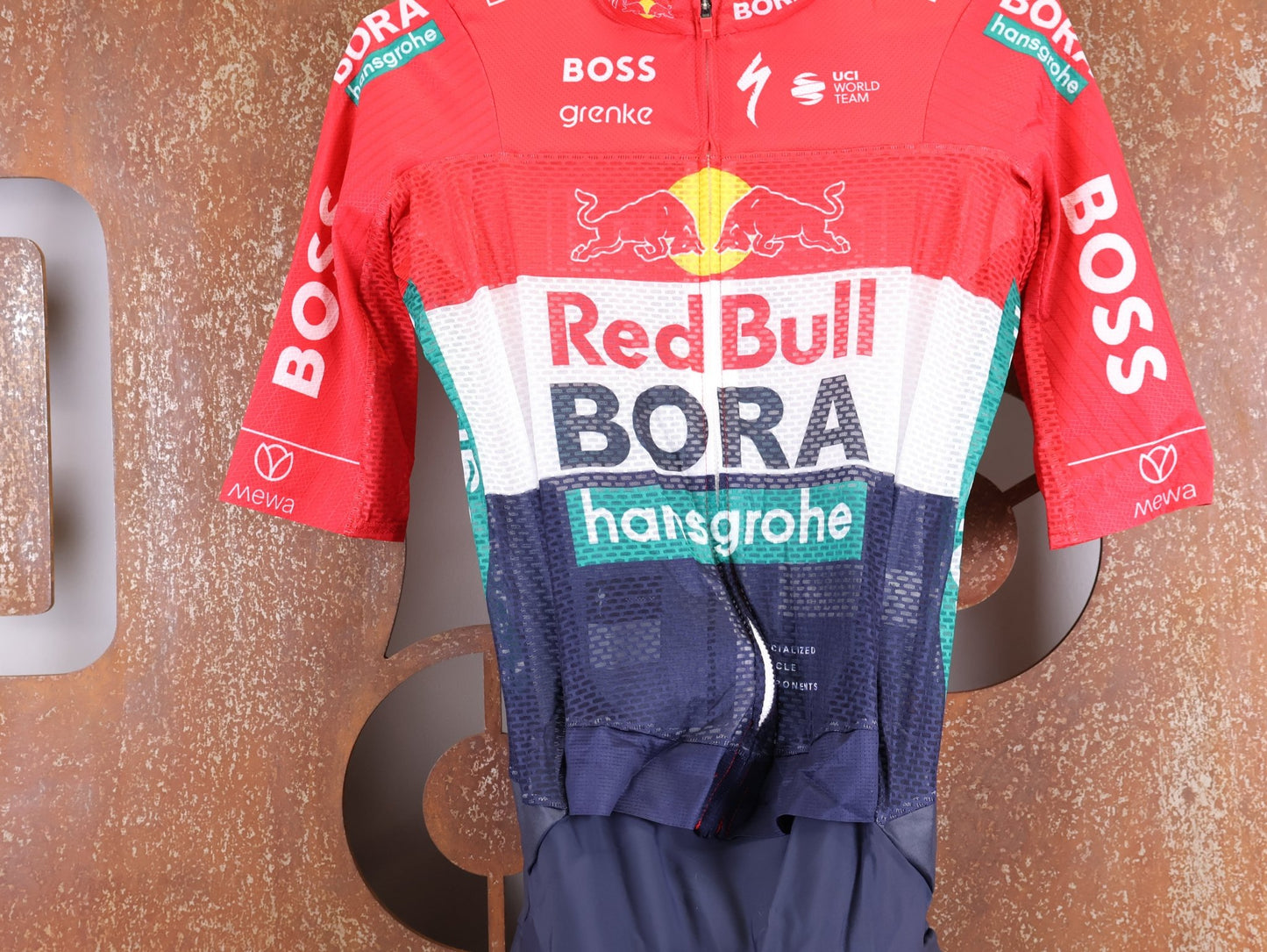 Anzug - BOH von Specialized, SPECIALIZED RED BULL - BORA HANSGROHE LIGHTWEIGHT SKIN SUIT SS / NETHERLANDS CHAMPION vor USEDBIKES - OB.DE Hintergrund