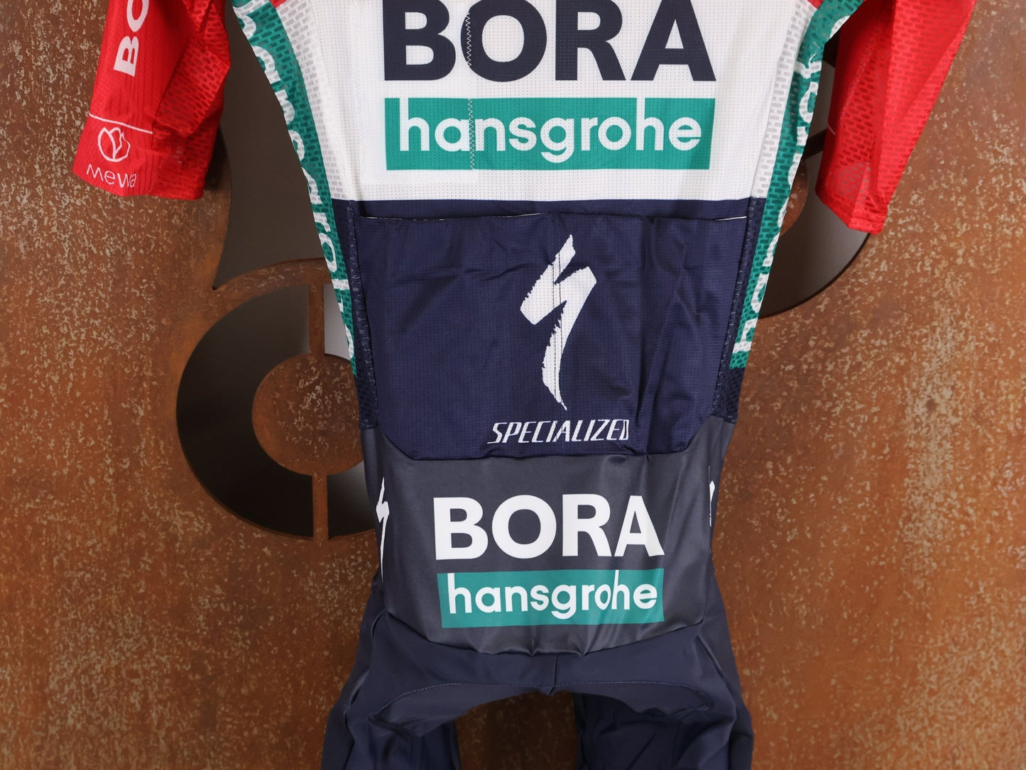 Anzug - BOH von Specialized, SPECIALIZED RED BULL - BORA HANSGROHE LIGHTWEIGHT SKIN SUIT SS / NETHERLANDS CHAMPION vor USEDBIKES - OB.DE Hintergrund