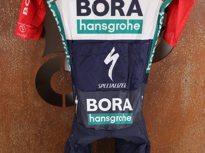 Anzug - BOH von Specialized, SPECIALIZED RED BULL - BORA HANSGROHE LIGHTWEIGHT SKIN SUIT SS / NETHERLANDS CHAMPION vor USEDBIKES - OB.DE Hintergrund