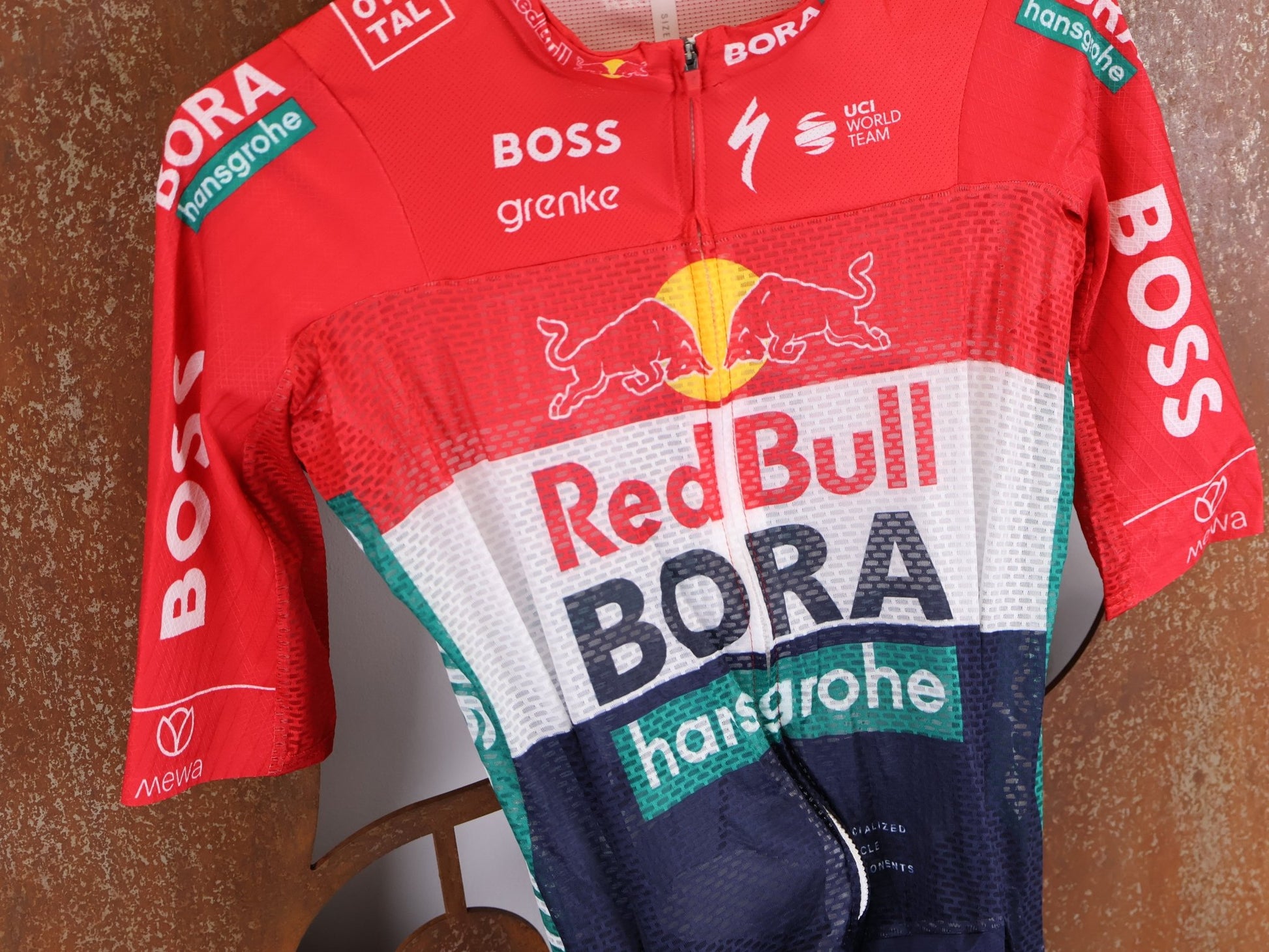 Anzug - BOH von Specialized, SPECIALIZED RED BULL - BORA HANSGROHE LIGHTWEIGHT SKIN SUIT SS / NETHERLANDS CHAMPION vor USEDBIKES - OB.DE Hintergrund