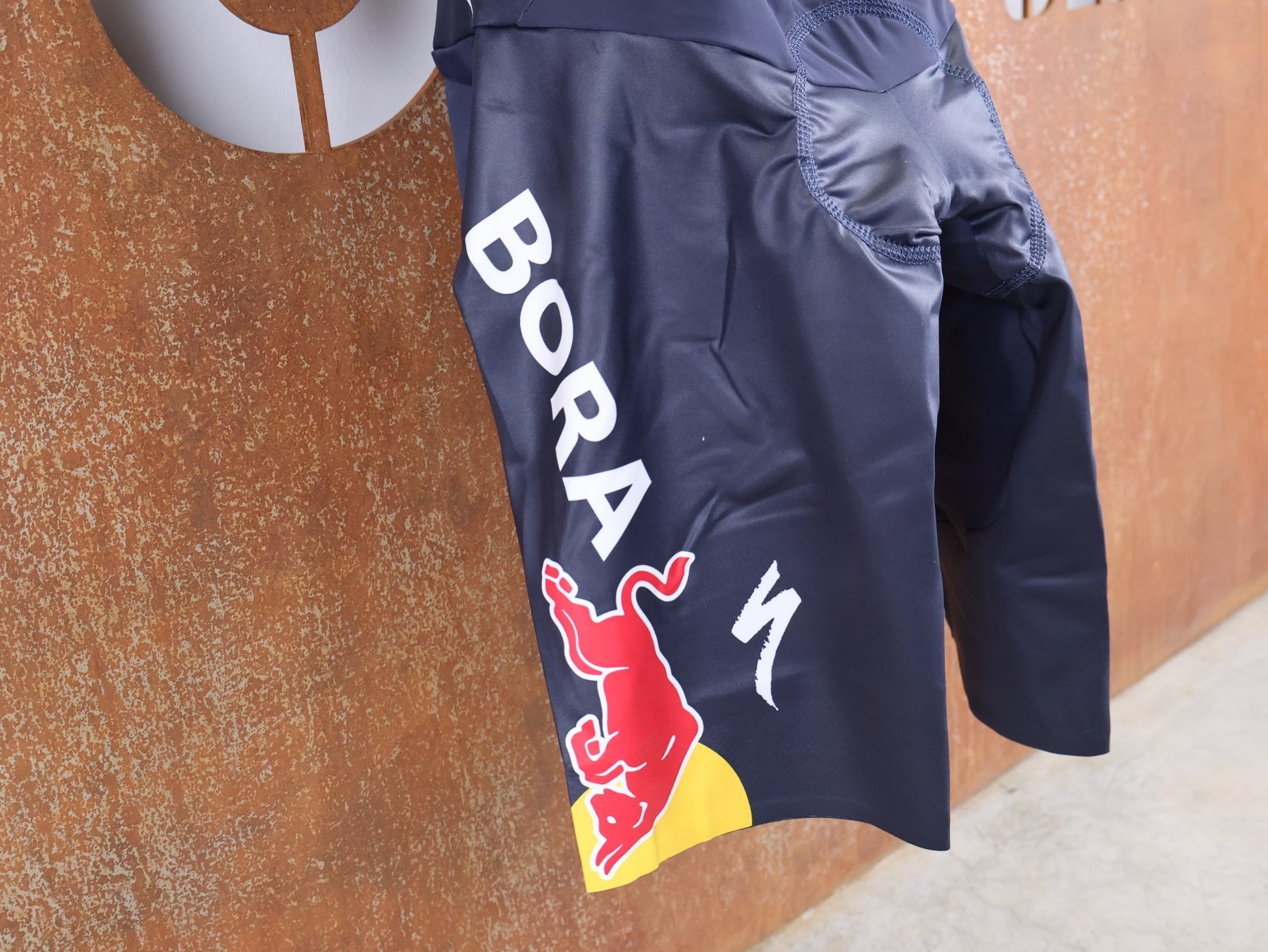 Anzug - BOH von Specialized, SPECIALIZED RED BULL - BORA HANSGROHE LIGHTWEIGHT SKIN SUIT SS / NETHERLANDS CHAMPION vor USEDBIKES - OB.DE Hintergrund