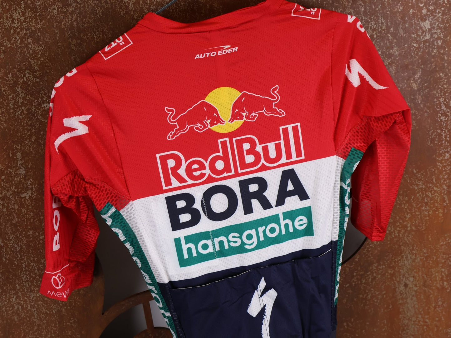 Anzug - BOH von Specialized, SPECIALIZED RED BULL - BORA HANSGROHE LIGHTWEIGHT SKIN SUIT SS / NETHERLANDS CHAMPION vor USEDBIKES - OB.DE Hintergrund
