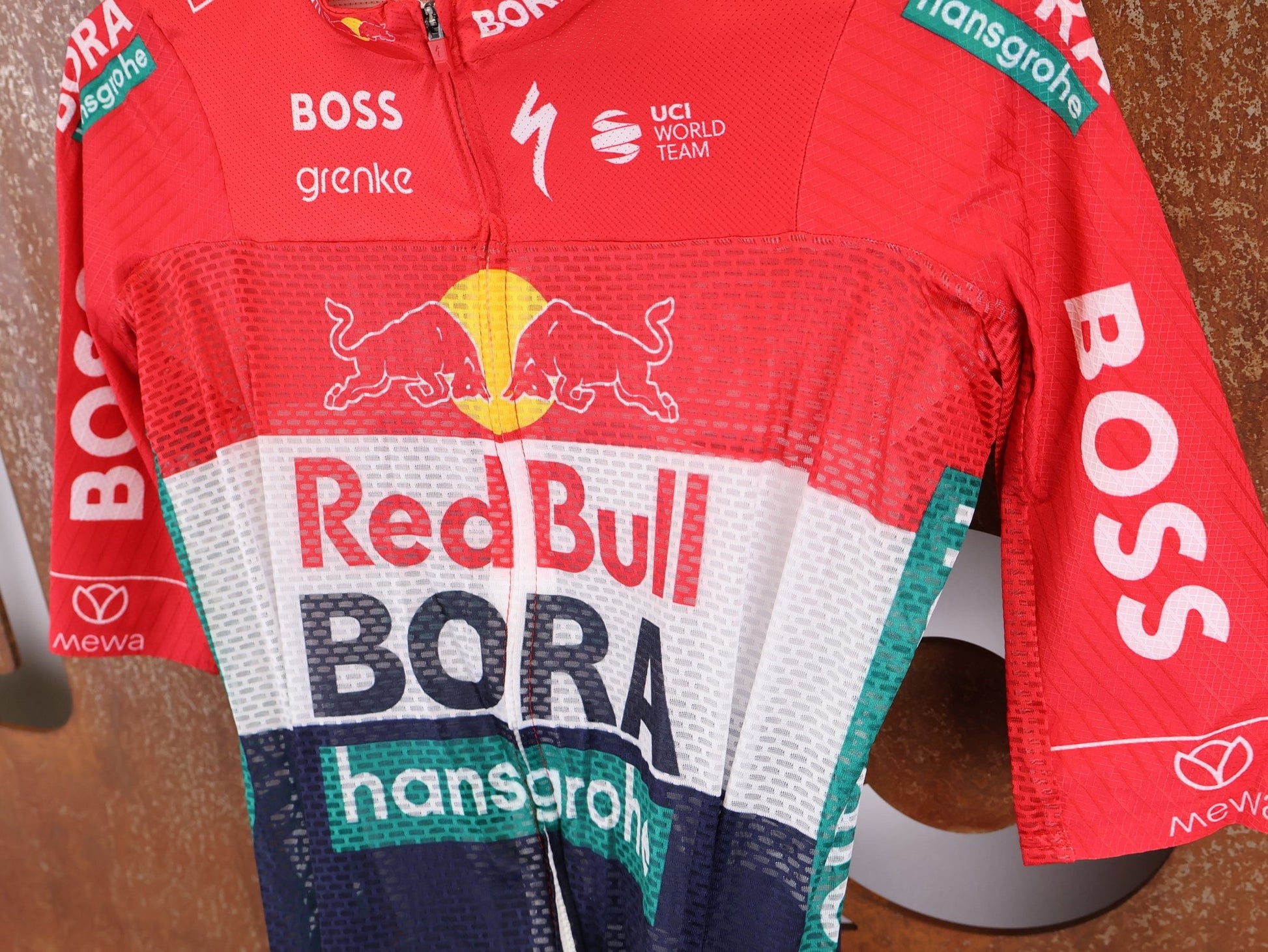 Anzug - BOH von Specialized, SPECIALIZED RED BULL - BORA HANSGROHE LIGHTWEIGHT SKIN SUIT SS / NETHERLANDS CHAMPION vor USEDBIKES - OB.DE Hintergrund