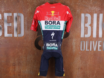Anzug - BOH von Specialized, SPECIALIZED RED BULL - BORA HANSGROHE LIGHTWEIGHT SKIN SUIT SS / NETHERLANDS CHAMPION vor USEDBIKES - OB.DE Hintergrund