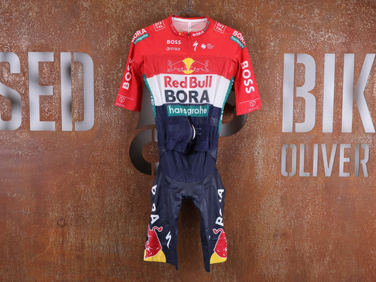 Anzug - BOH von Specialized, SPECIALIZED RED BULL - BORA HANSGROHE LIGHTWEIGHT SKIN SUIT SS / NETHERLANDS CHAMPION vor USEDBIKES - OB.DE Hintergrund