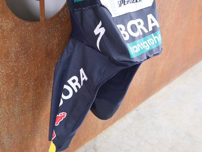 Anzug - BOH von Specialized, SPECIALIZED RED BULL - BORA HANSGROHE LIGHTWEIGHT SKIN SUIT SS ROGLIČ / EINTEILER KURZ vor USEDBIKES - OB.DE Hintergrund