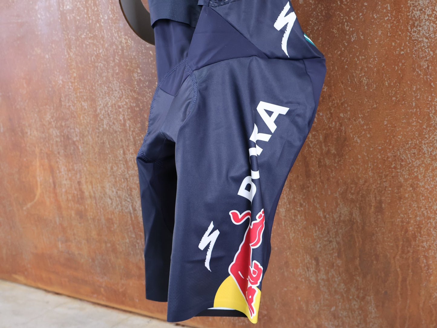 Anzug - BOH von Specialized, SPECIALIZED RED BULL - BORA HANSGROHE LIGHTWEIGHT SKIN SUIT SS ROGLIČ / EINTEILER KURZ vor USEDBIKES - OB.DE Hintergrund