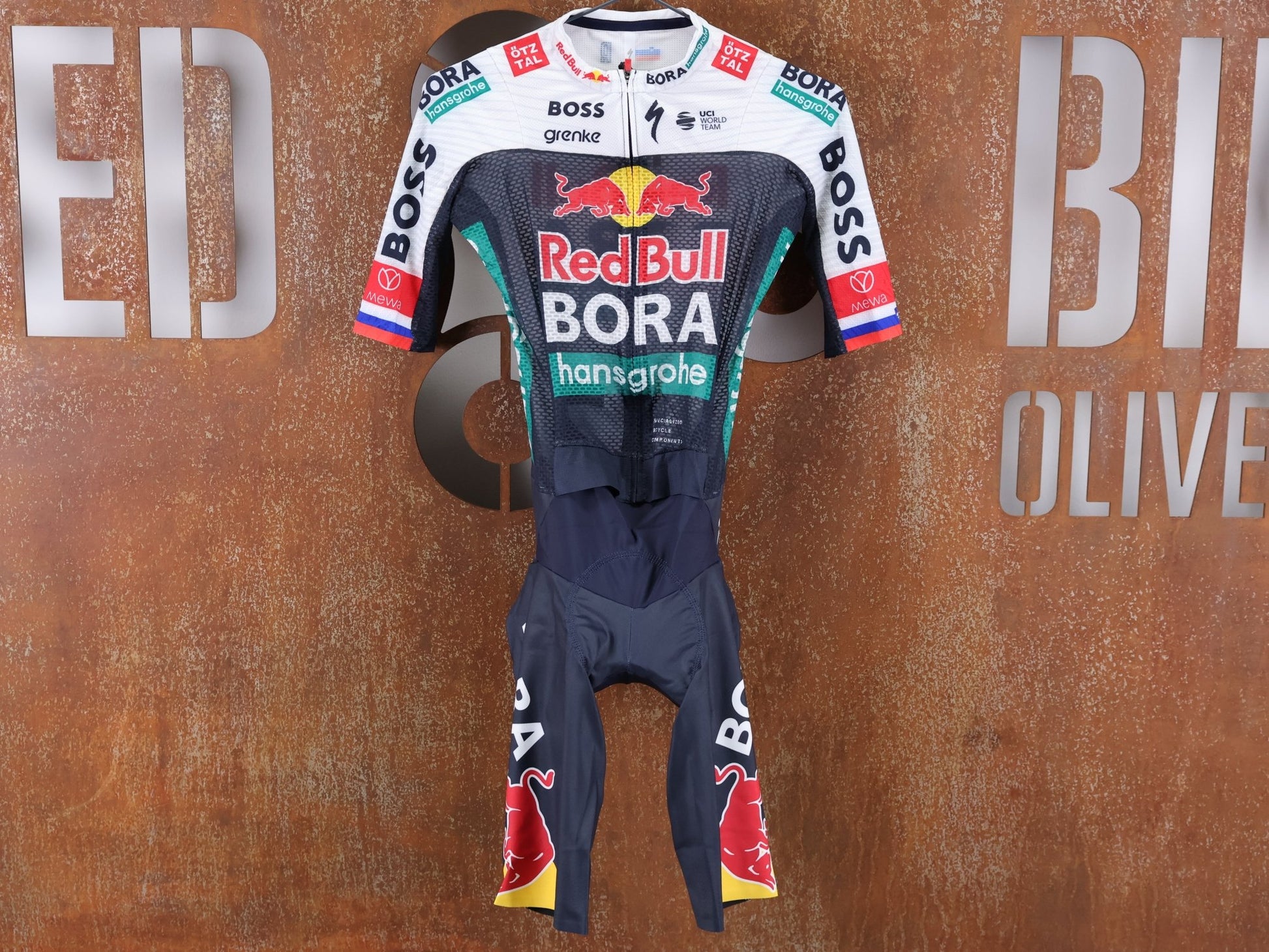 Anzug - BOH von Specialized, SPECIALIZED RED BULL - BORA HANSGROHE LIGHTWEIGHT SKIN SUIT SS ROGLIČ / EINTEILER KURZ vor USEDBIKES - OB.DE Hintergrund