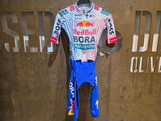 Anzug - BOH von Specialized, SPECIALIZED RED BULL - BORA HANSGROHE LIGHTWEIGHT SKIN SUIT TDF / EINTEILER vor USEDBIKES - OB.DE Hintergrund