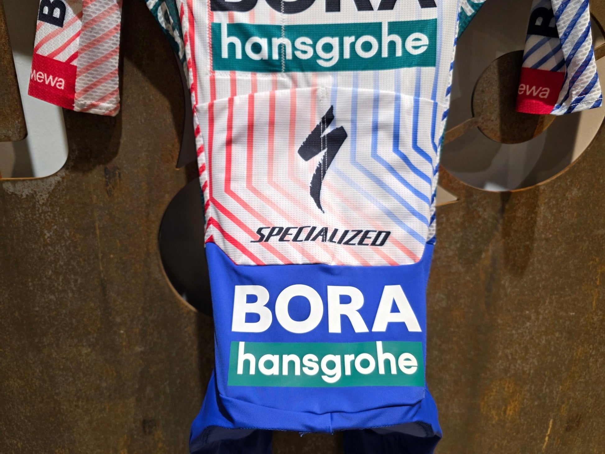 Anzug - BOH von Specialized, SPECIALIZED RED BULL - BORA HANSGROHE LIGHTWEIGHT SKIN SUIT TDF / EINTEILER vor USEDBIKES - OB.DE Hintergrund