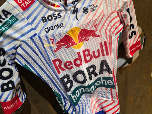 Anzug - BOH von Specialized, SPECIALIZED RED BULL - BORA HANSGROHE LIGHTWEIGHT SKIN SUIT TDF / EINTEILER vor USEDBIKES - OB.DE Hintergrund