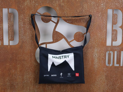 Zubehör - BOH von Specialized, SPECIALIZED RED BULL - BORA HANSGROHE MUSETTE FEEDBAG / VERPFLEGUNGSBEUTEL vor USEDBIKES - OB.DE Hintergrund