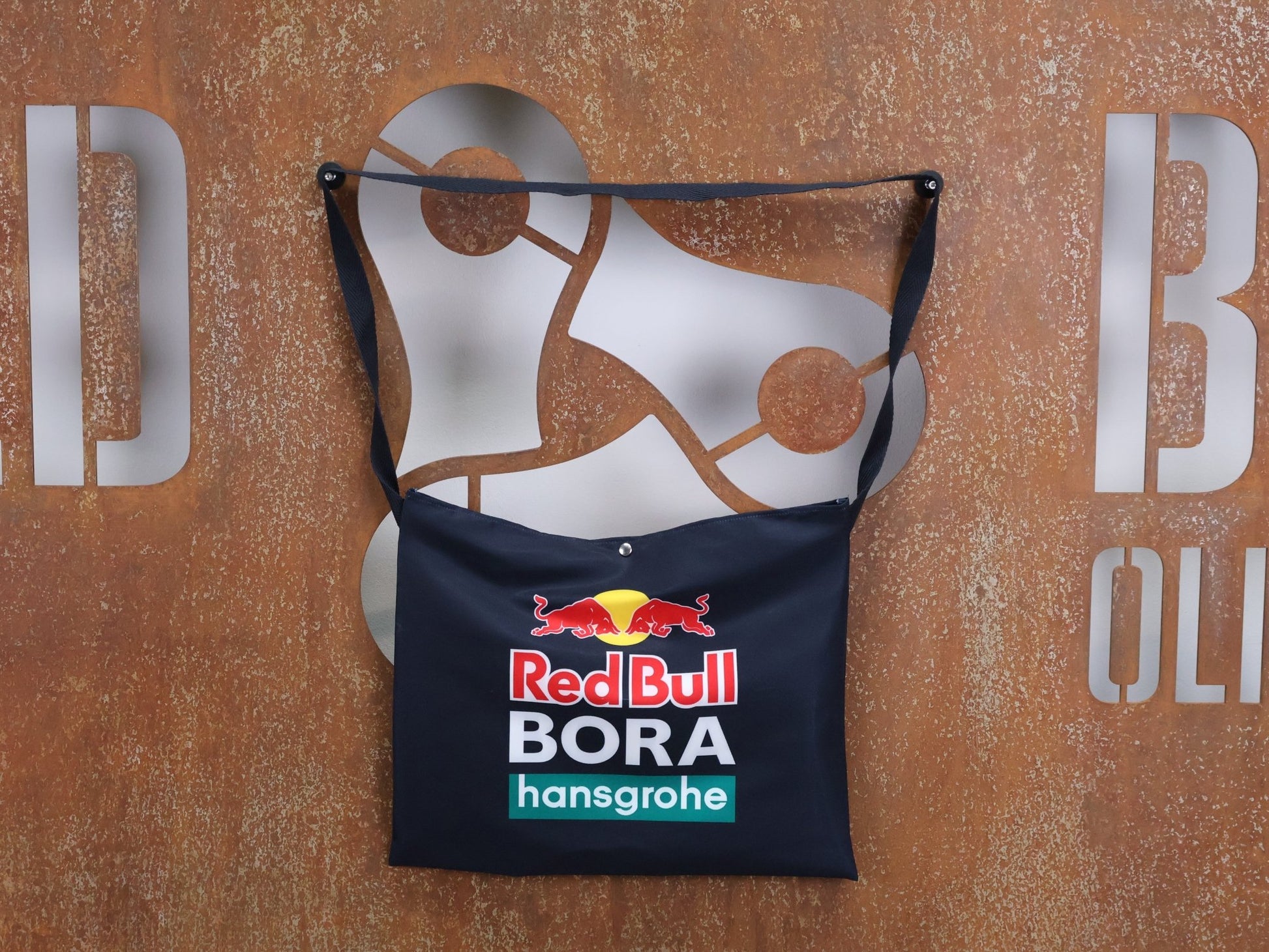 Zubehör - BOH von Specialized, SPECIALIZED RED BULL - BORA HANSGROHE MUSETTE FEEDBAG / VERPFLEGUNGSBEUTEL vor USEDBIKES - OB.DE Hintergrund