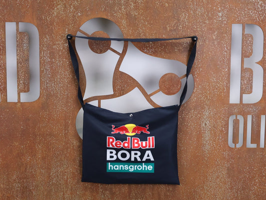 Zubehör - BOH von Specialized, SPECIALIZED RED BULL - BORA HANSGROHE MUSETTE FEEDBAG / VERPFLEGUNGSBEUTEL vor USEDBIKES - OB.DE Hintergrund
