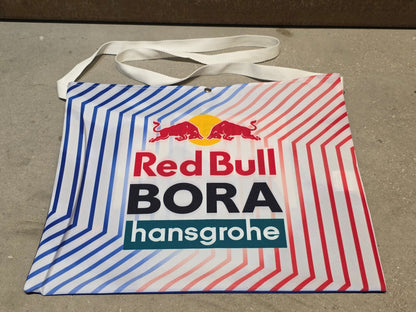 Zubehör - BOH von Specialized, SPECIALIZED RED BULL - BORA HANSGROHE MUSETTE TDF / VERPFLEGUNGSBEUTEL vor USEDBIKES - OB.DE Hintergrund