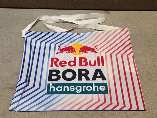 Zubehör - BOH von Specialized, SPECIALIZED RED BULL - BORA HANSGROHE MUSETTE TDF / VERPFLEGUNGSBEUTEL vor USEDBIKES - OB.DE Hintergrund