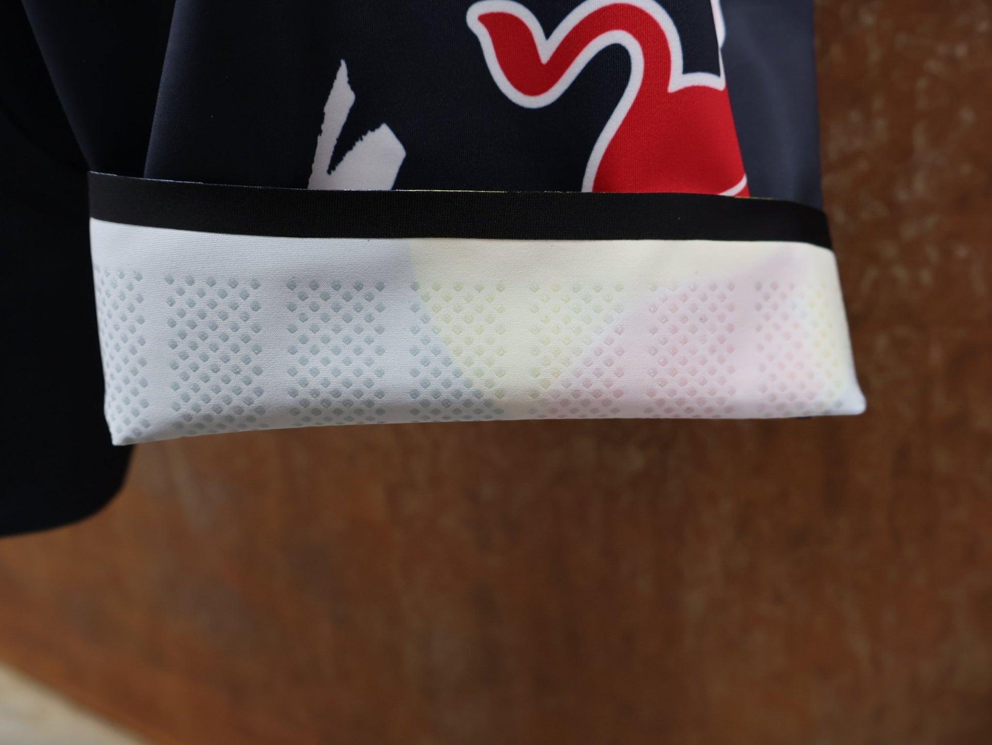 Hosen - BOH von Specialized, SPECIALIZED RED BULL - BORA HANSGROHE RACE BIB SHORT / KURZE TRÄGERHOSE vor USEDBIKES - OB.DE Hintergrund