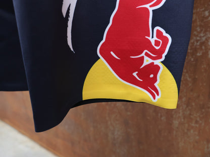 Hosen - BOH von Specialized, SPECIALIZED RED BULL - BORA HANSGROHE RACE BIB SHORT / KURZE TRÄGERHOSE vor USEDBIKES - OB.DE Hintergrund