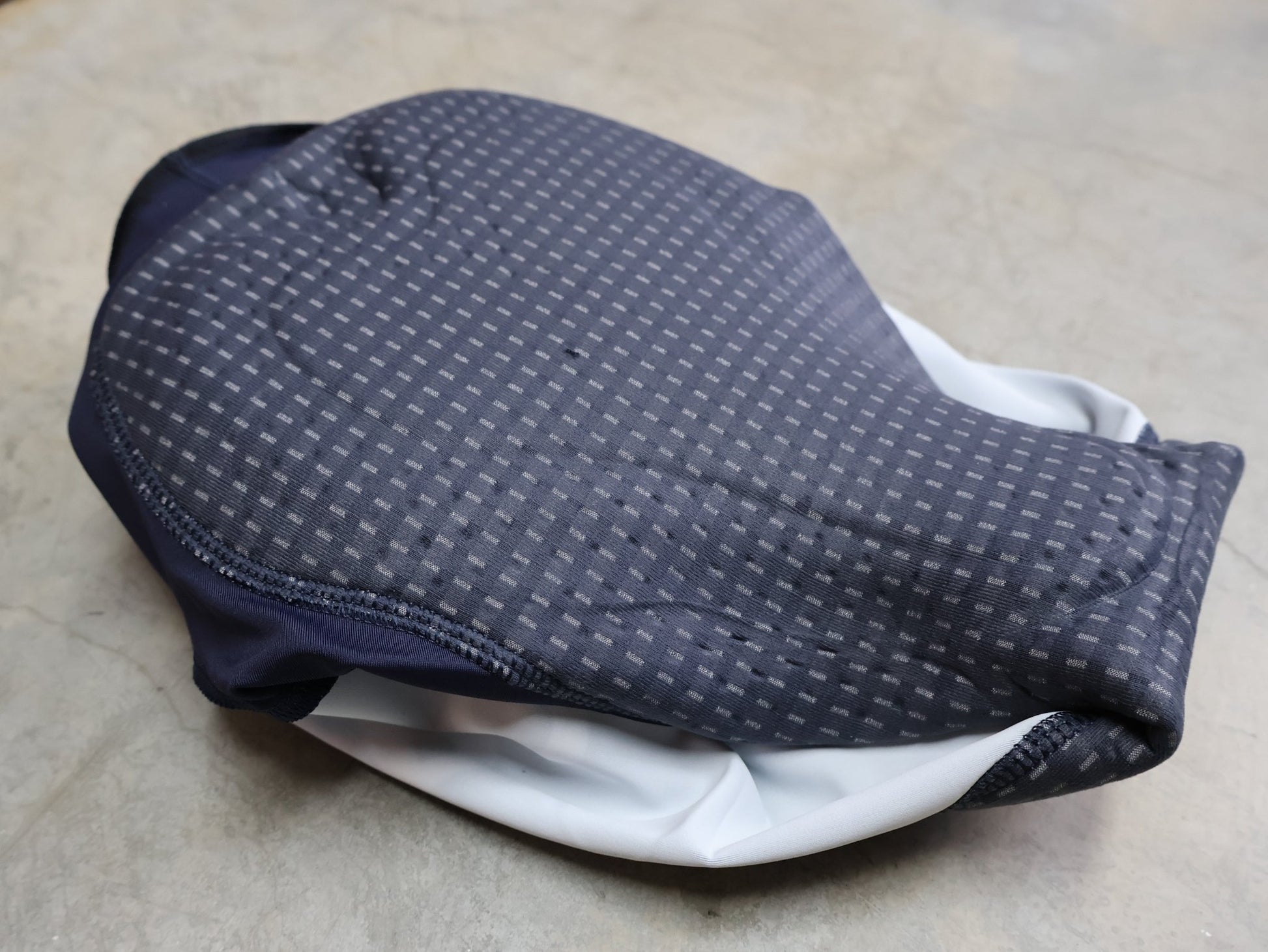 Hosen - BOH von Specialized, SPECIALIZED RED BULL - BORA HANSGROHE RACE BIB SHORT / KURZE TRÄGERHOSE vor USEDBIKES - OB.DE Hintergrund