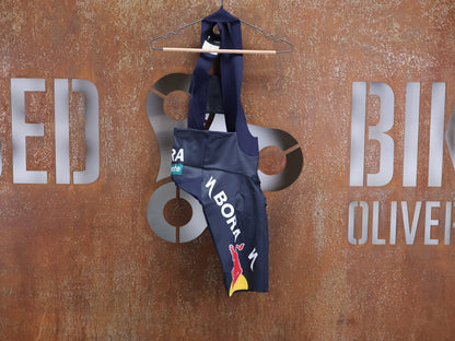 Hosen - BOH von Specialized, SPECIALIZED RED BULL - BORA HANSGROHE RACE BIB SHORT / KURZE TRÄGERHOSE vor USEDBIKES - OB.DE Hintergrund