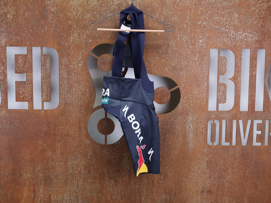 Hosen - BOH von Specialized, SPECIALIZED RED BULL - BORA HANSGROHE RACE BIB SHORT / KURZE TRÄGERHOSE vor USEDBIKES - OB.DE Hintergrund