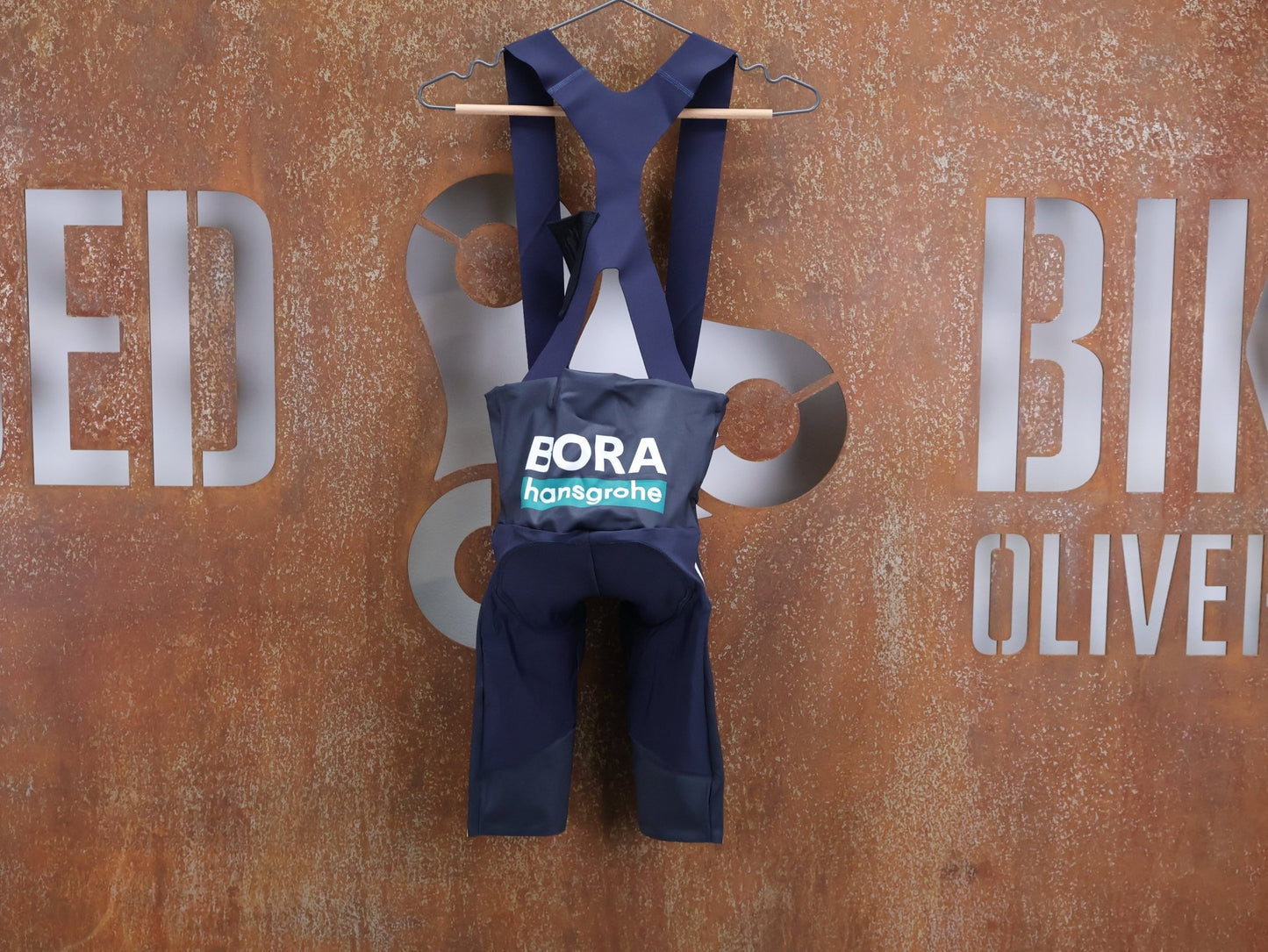 Hosen - BOH von Specialized, SPECIALIZED RED BULL - BORA HANSGROHE RACE BIB SHORT / KURZE TRÄGERHOSE vor USEDBIKES - OB.DE Hintergrund