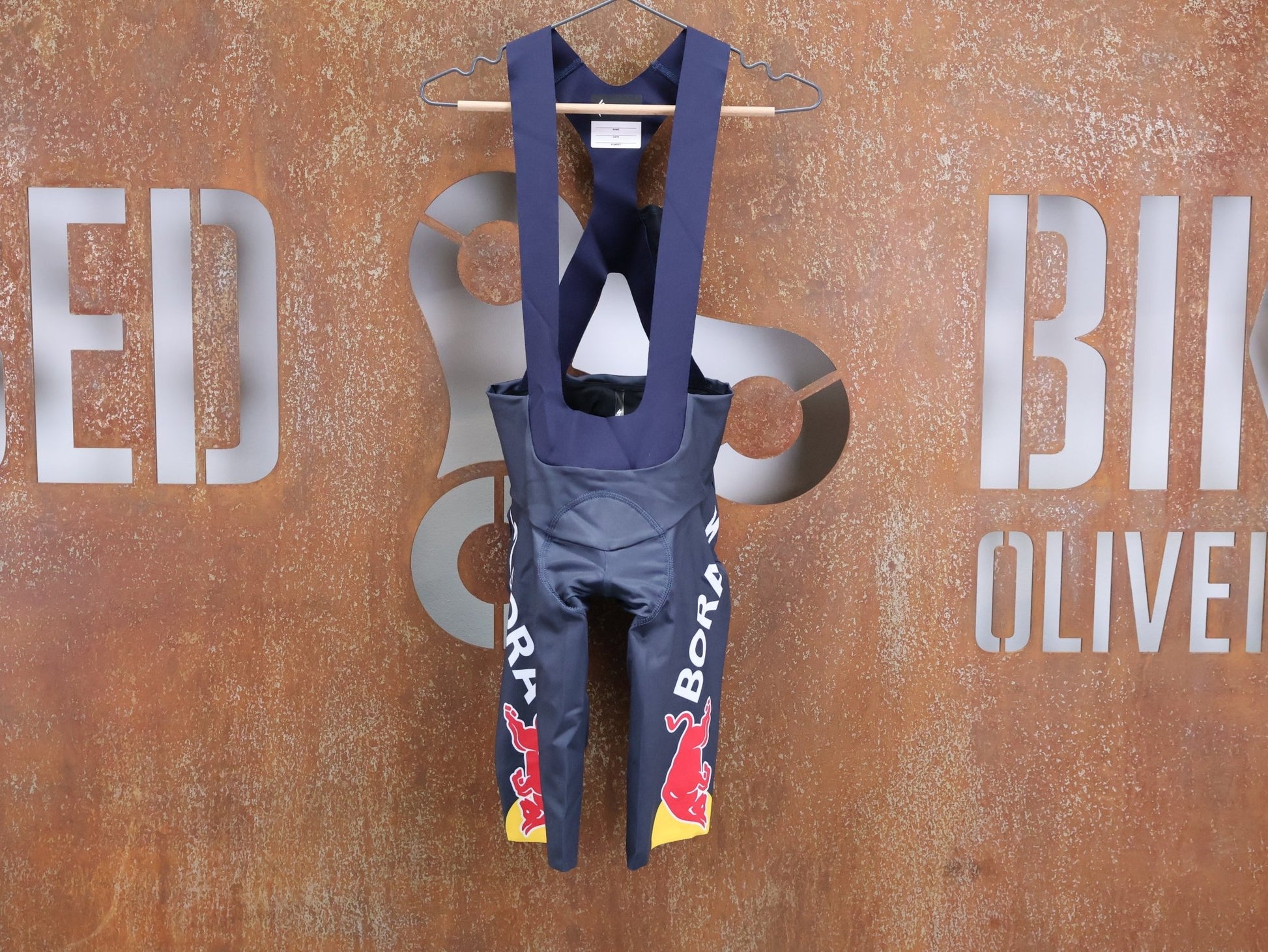 Hosen - BOH von Specialized, SPECIALIZED RED BULL - BORA HANSGROHE RACE BIB SHORT / KURZE TRÄGERHOSE vor USEDBIKES - OB.DE Hintergrund