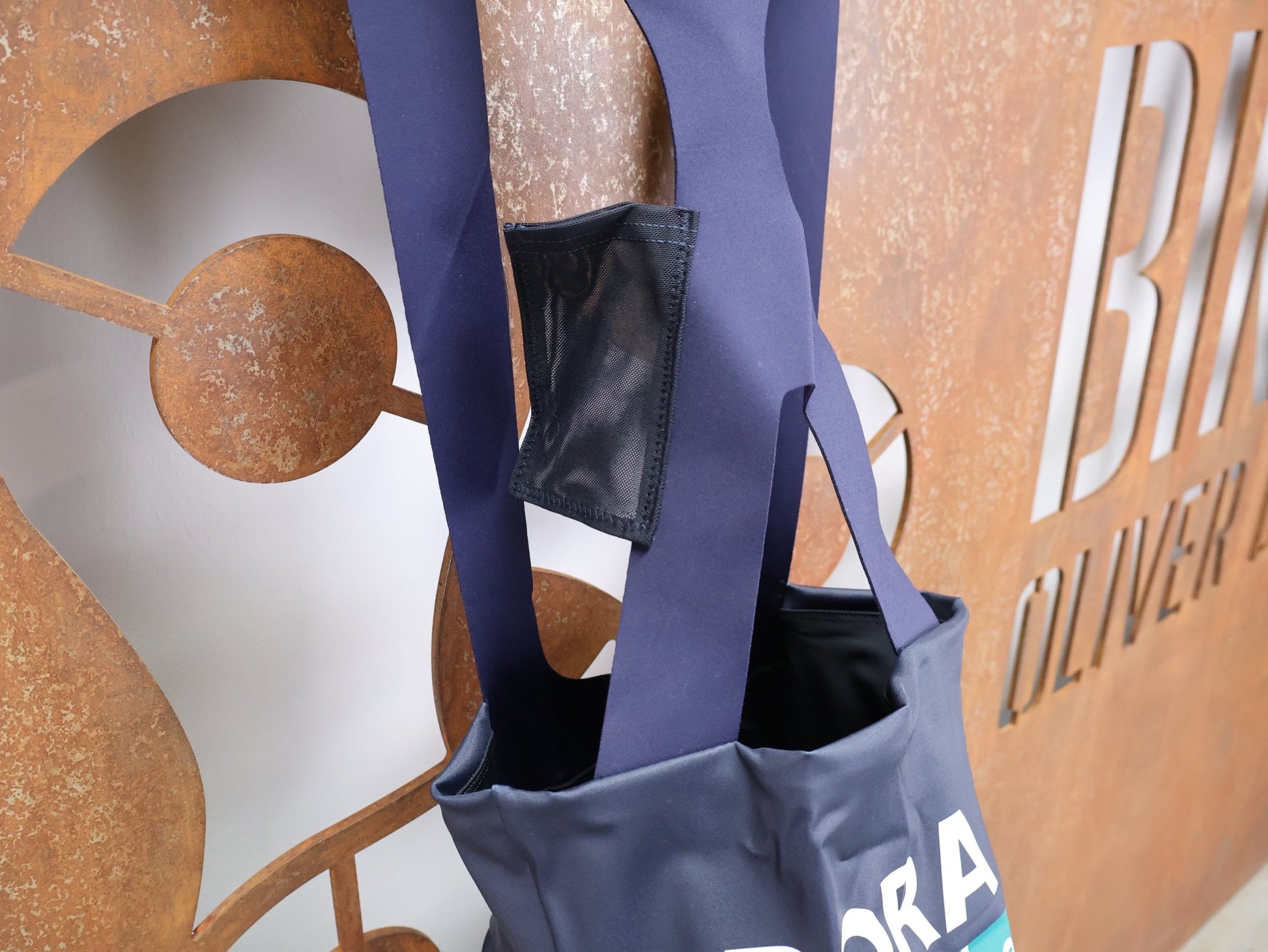 Hosen - BOH von Specialized, SPECIALIZED RED BULL - BORA HANSGROHE RACE BIB SHORT / KURZE TRÄGERHOSE vor USEDBIKES - OB.DE Hintergrund