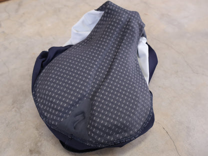 Hosen - BOH von Specialized, SPECIALIZED RED BULL - BORA HANSGROHE RACE BIB SHORT / KURZE TRÄGERHOSE vor USEDBIKES - OB.DE Hintergrund