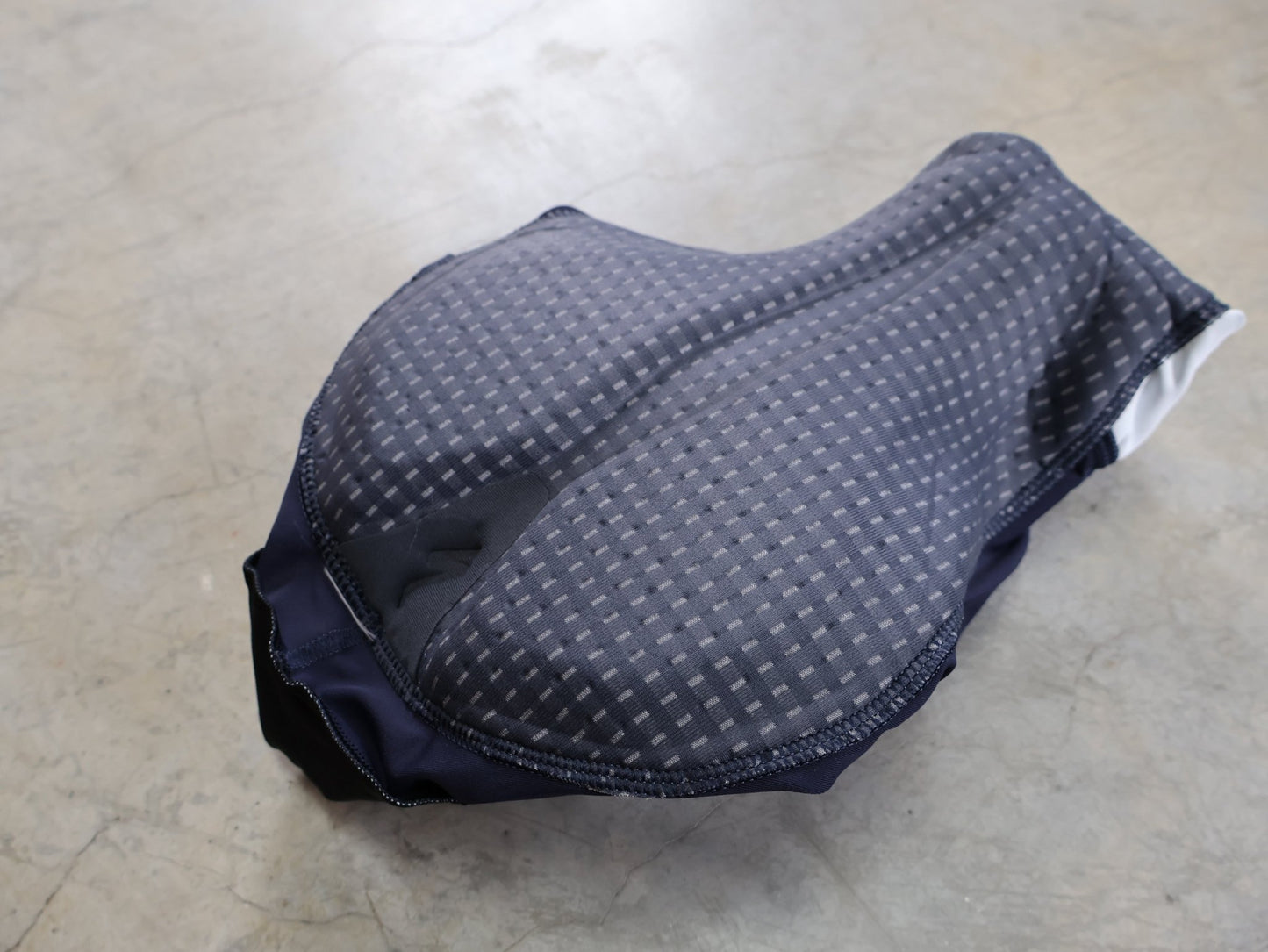 Hosen - BOH von Specialized, SPECIALIZED RED BULL - BORA HANSGROHE RACE BIB SHORT LEADER / KURZE TRÄGERHOSE vor USEDBIKES - OB.DE Hintergrund