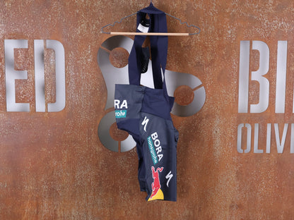 Hosen - BOH von Specialized, SPECIALIZED RED BULL - BORA HANSGROHE RACE BIB SHORT LEADER / KURZE TRÄGERHOSE vor USEDBIKES - OB.DE Hintergrund