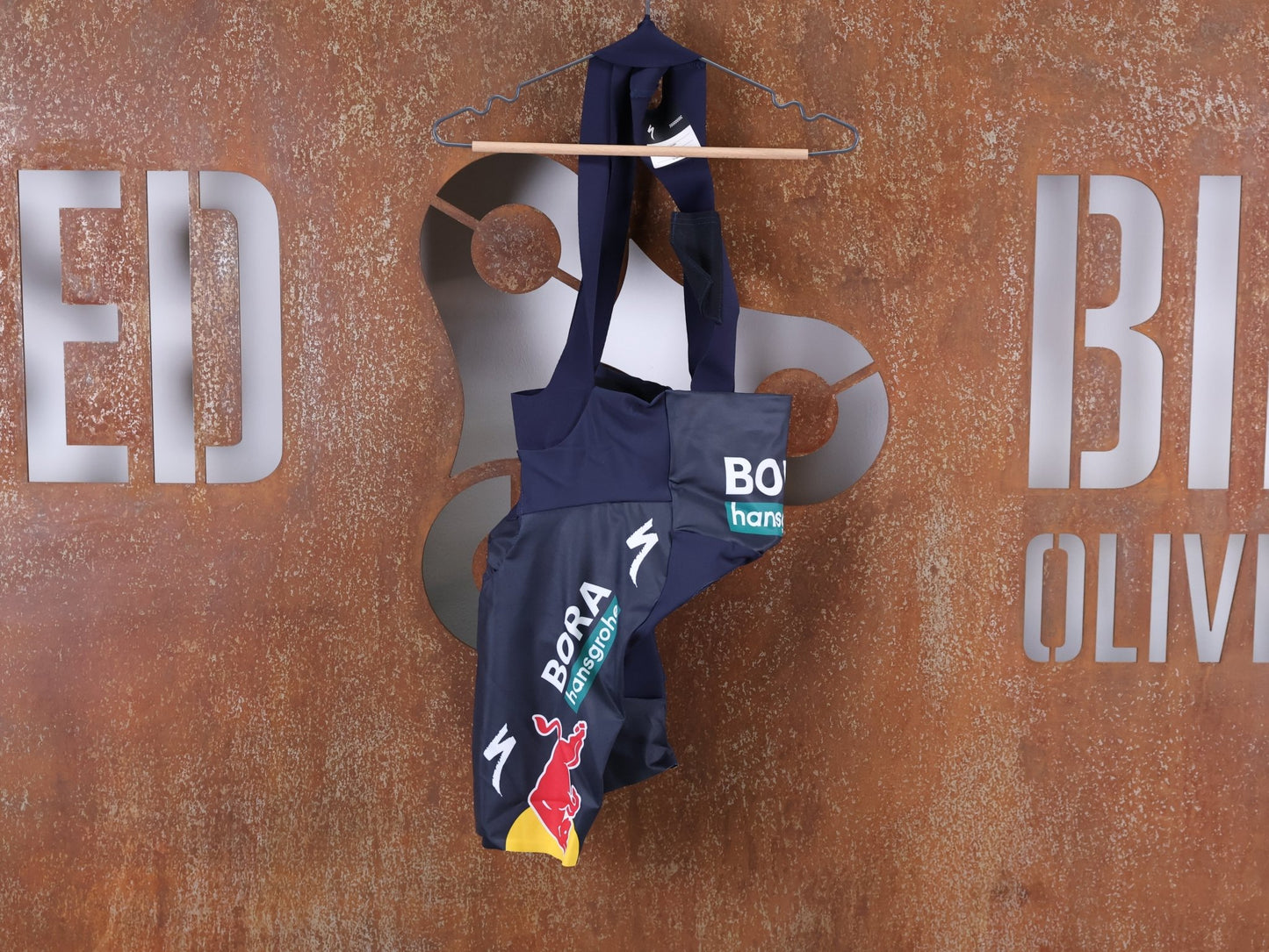 Hosen - BOH von Specialized, SPECIALIZED RED BULL - BORA HANSGROHE RACE BIB SHORT LEADER / KURZE TRÄGERHOSE vor USEDBIKES - OB.DE Hintergrund