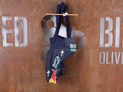 Hosen - BOH von Specialized, SPECIALIZED RED BULL - BORA HANSGROHE RACE BIB SHORT LEADER / KURZE TRÄGERHOSE vor USEDBIKES - OB.DE Hintergrund