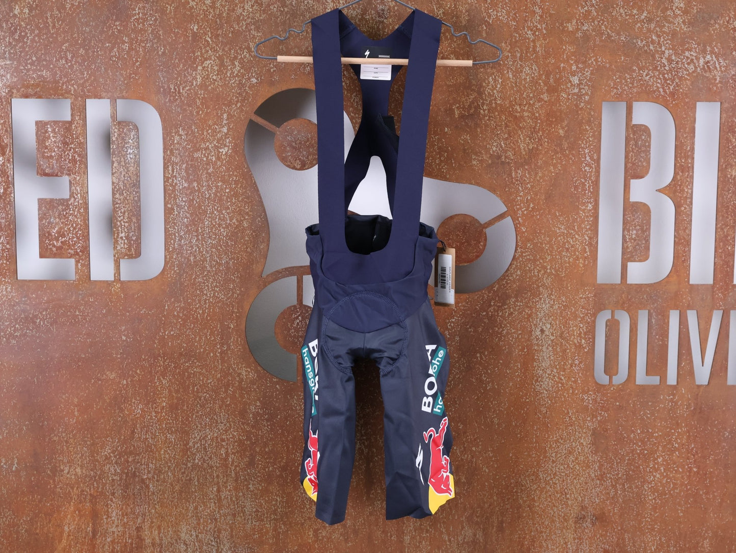 Hosen - BOH von Specialized, SPECIALIZED RED BULL - BORA HANSGROHE RACE BIB SHORT LEADER / KURZE TRÄGERHOSE vor USEDBIKES - OB.DE Hintergrund