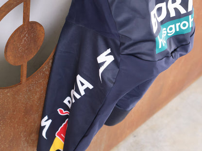 Hosen - BOH von Specialized, SPECIALIZED RED BULL - BORA HANSGROHE RACE BIB SHORT LONG / KURZE TRÄGERHOSE vor USEDBIKES - OB.DE Hintergrund
