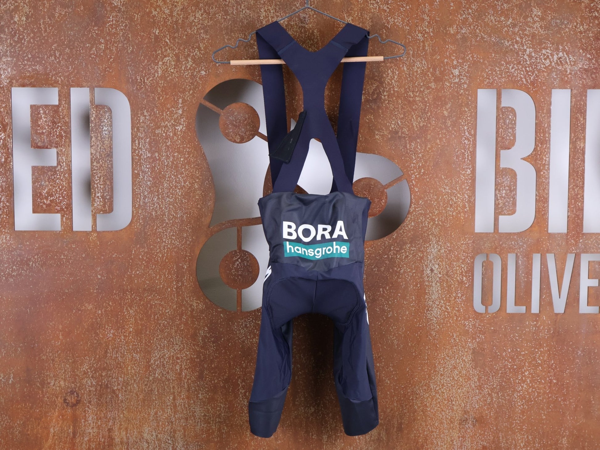 Hosen - BOH von Specialized, SPECIALIZED RED BULL - BORA HANSGROHE RACE BIB SHORT LONG / KURZE TRÄGERHOSE vor USEDBIKES - OB.DE Hintergrund