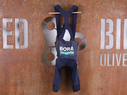 Hosen - BOH von Specialized, SPECIALIZED RED BULL - BORA HANSGROHE RACE BIB SHORT LONG / KURZE TRÄGERHOSE vor USEDBIKES - OB.DE Hintergrund