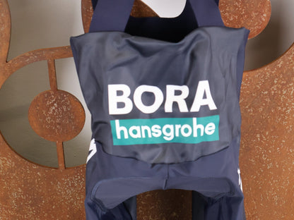 Hosen - BOH von Specialized, SPECIALIZED RED BULL - BORA HANSGROHE RACE BIB SHORT LONG / KURZE TRÄGERHOSE vor USEDBIKES - OB.DE Hintergrund