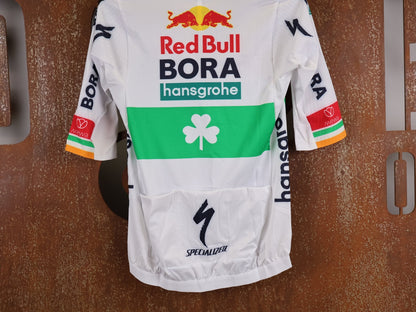 Kurzarm Trikot - BOH von Specialized, SPECIALIZED RED BULL - BORA HANSGROHE RACE JERSEY SS / IRISH CHAMPION vor USEDBIKES - OB.DE Hintergrund
