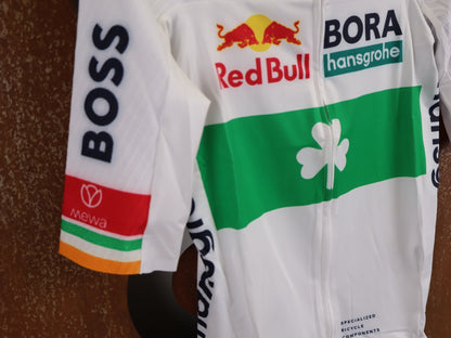 Kurzarm Trikot - BOH von Specialized, SPECIALIZED RED BULL - BORA HANSGROHE RACE JERSEY SS / IRISH CHAMPION vor USEDBIKES - OB.DE Hintergrund