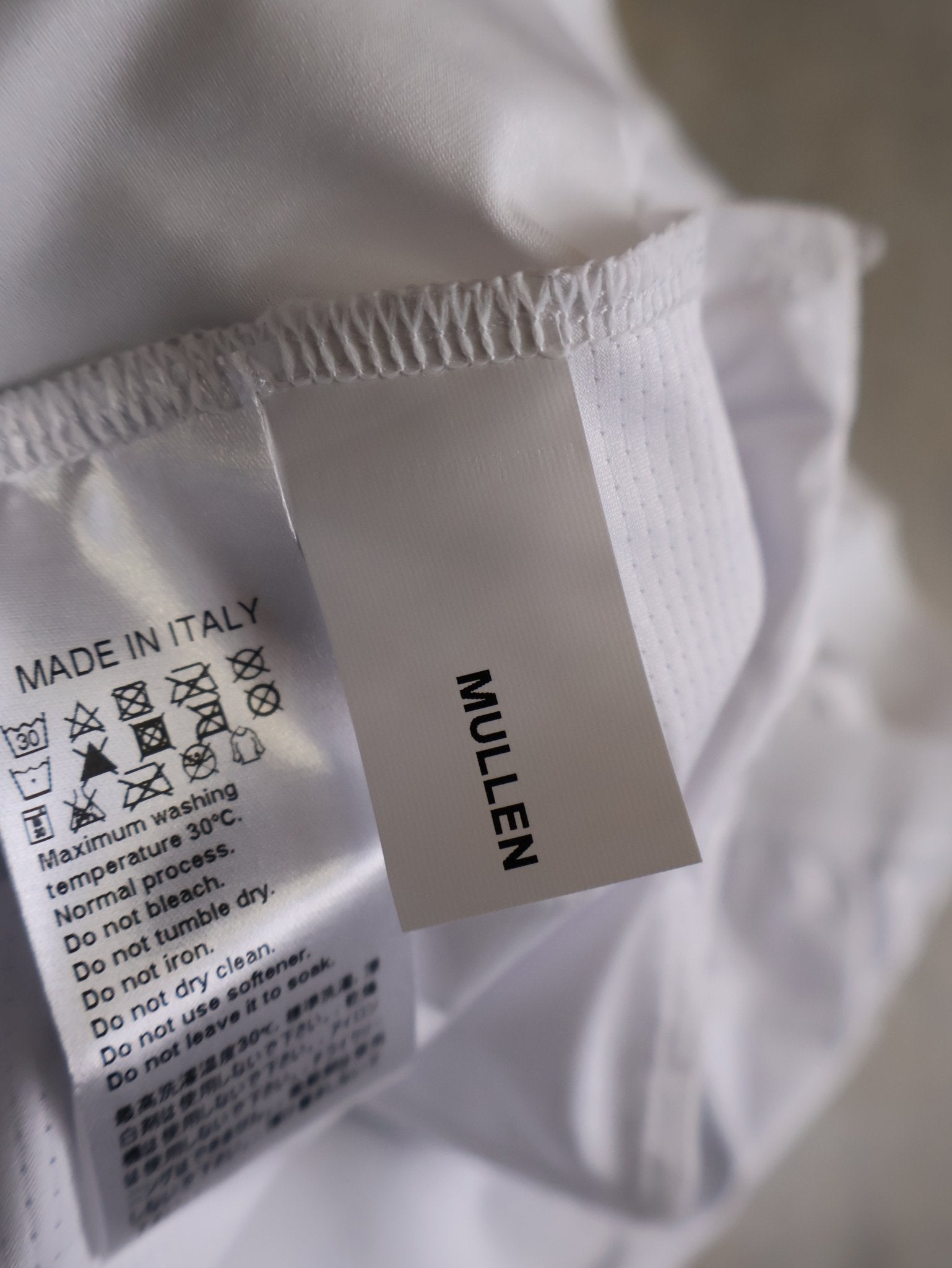 Kurzarm Trikot - BOH von Specialized, SPECIALIZED RED BULL - BORA HANSGROHE RACE JERSEY SS / IRISH CHAMPION vor USEDBIKES - OB.DE Hintergrund