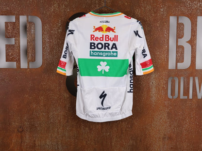 Kurzarm Trikot - BOH von Specialized, SPECIALIZED RED BULL - BORA HANSGROHE RACE JERSEY SS / IRISH CHAMPION vor USEDBIKES - OB.DE Hintergrund