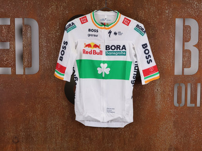 Kurzarm Trikot - BOH von Specialized, SPECIALIZED RED BULL - BORA HANSGROHE RACE JERSEY SS / IRISH CHAMPION vor USEDBIKES - OB.DE Hintergrund