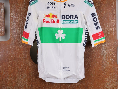 Kurzarm Trikot - BOH von Specialized, SPECIALIZED RED BULL - BORA HANSGROHE RACE JERSEY SS / IRISH CHAMPION vor USEDBIKES - OB.DE Hintergrund